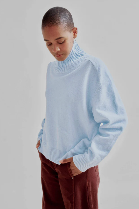 Highneck Sweater inn Baby Blue