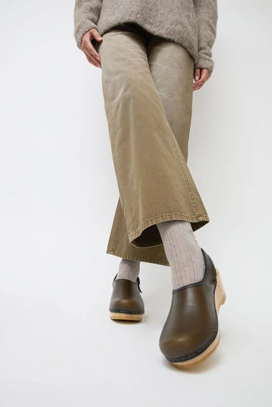 Daisy Clog on Mid Wedge in Army with Black