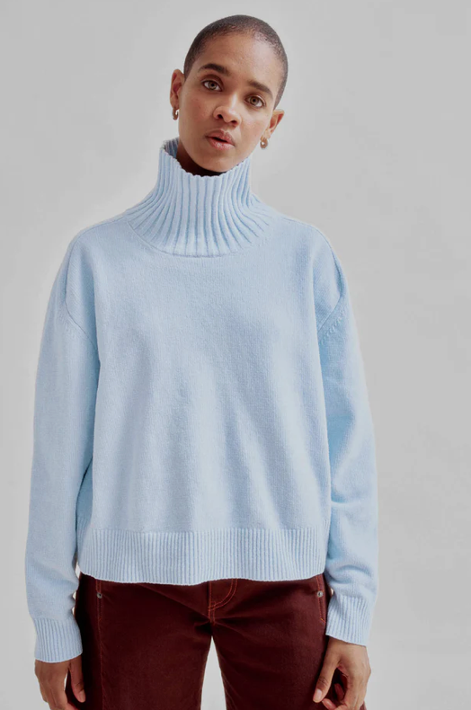 Highneck Sweater inn Baby Blue